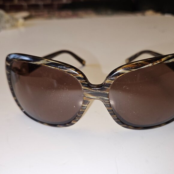 Luxurious Dolce & Gabbana Tortoiseshell Oversized Sunglasses - Italy 🕶️ - Picture 4 of 16